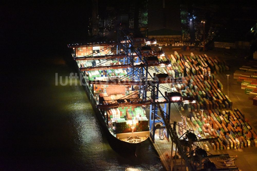 Nacht-Luftaufnahme Hamburg - Nacht- Lichter am Containerschiff am Terminal Steinwerder am Ufer der Norderelbe im Hafen im Hafen in Hamburg