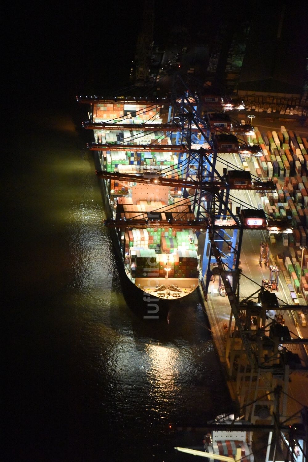 Hamburg bei Nacht von oben - Nacht- Lichter am Containerschiff am Terminal Steinwerder am Ufer der Norderelbe im Hafen im Hafen in Hamburg