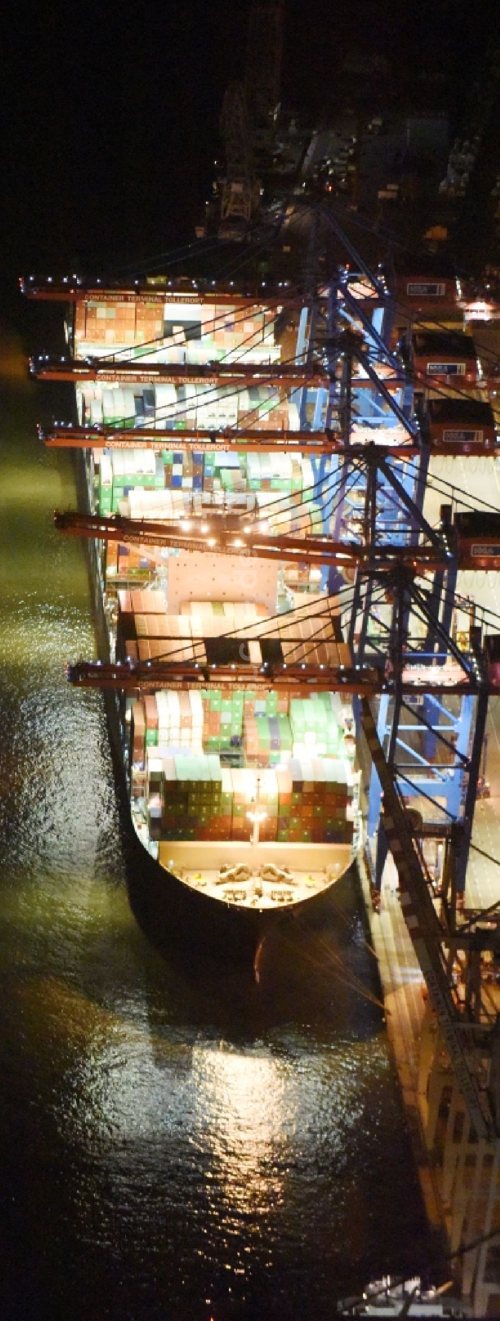 Hamburg bei Nacht aus der Vogelperspektive: Nacht- Lichter am Containerschiff am Terminal Steinwerder am Ufer der Norderelbe im Hafen im Hafen in Hamburg