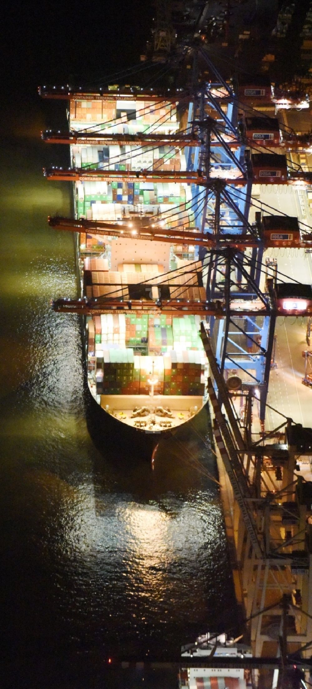 Nachtluftbild Hamburg - Nacht- Lichter am Containerschiff am Terminal Steinwerder am Ufer der Norderelbe im Hafen im Hafen in Hamburg