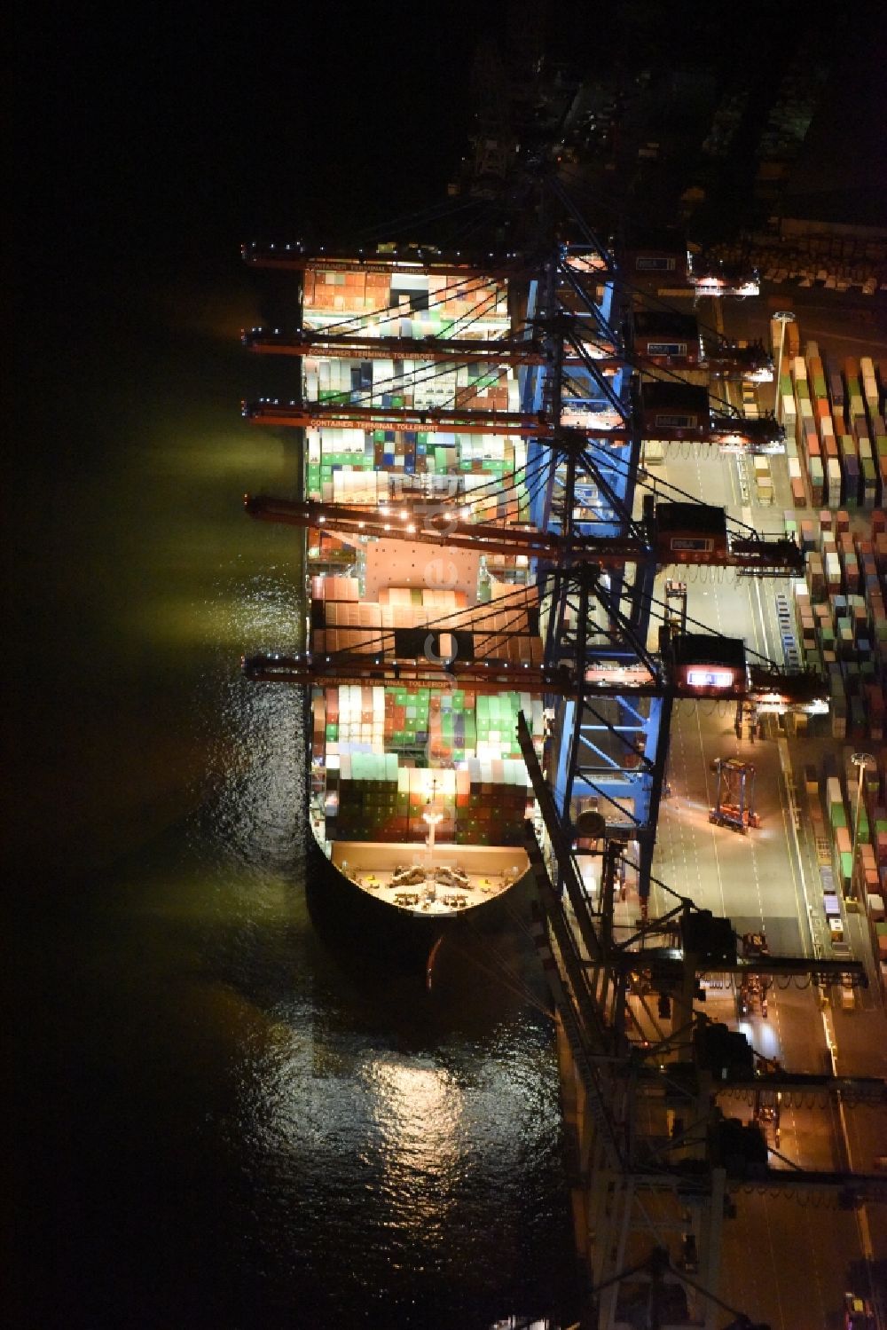 Nacht-Luftaufnahme Hamburg - Nacht- Lichter am Containerschiff am Terminal Steinwerder am Ufer der Norderelbe im Hafen im Hafen in Hamburg