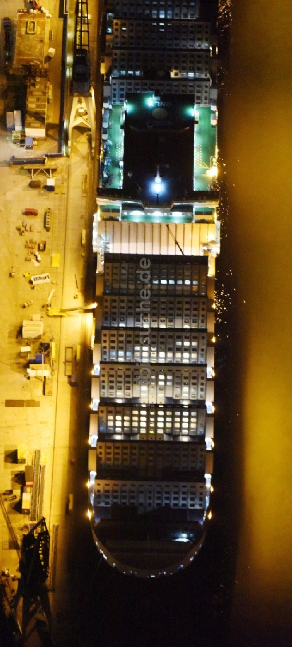 Hamburg bei Nacht aus der Vogelperspektive: Nacht- Lichter am Containerschiff am Terminal Steinwerder am Ufer der Norderelbe im Hafen im Hafen in Hamburg