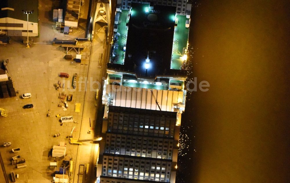 Nachtluftbild Hamburg - Nacht- Lichter am Containerschiff am Terminal Steinwerder am Ufer der Norderelbe im Hafen im Hafen in Hamburg