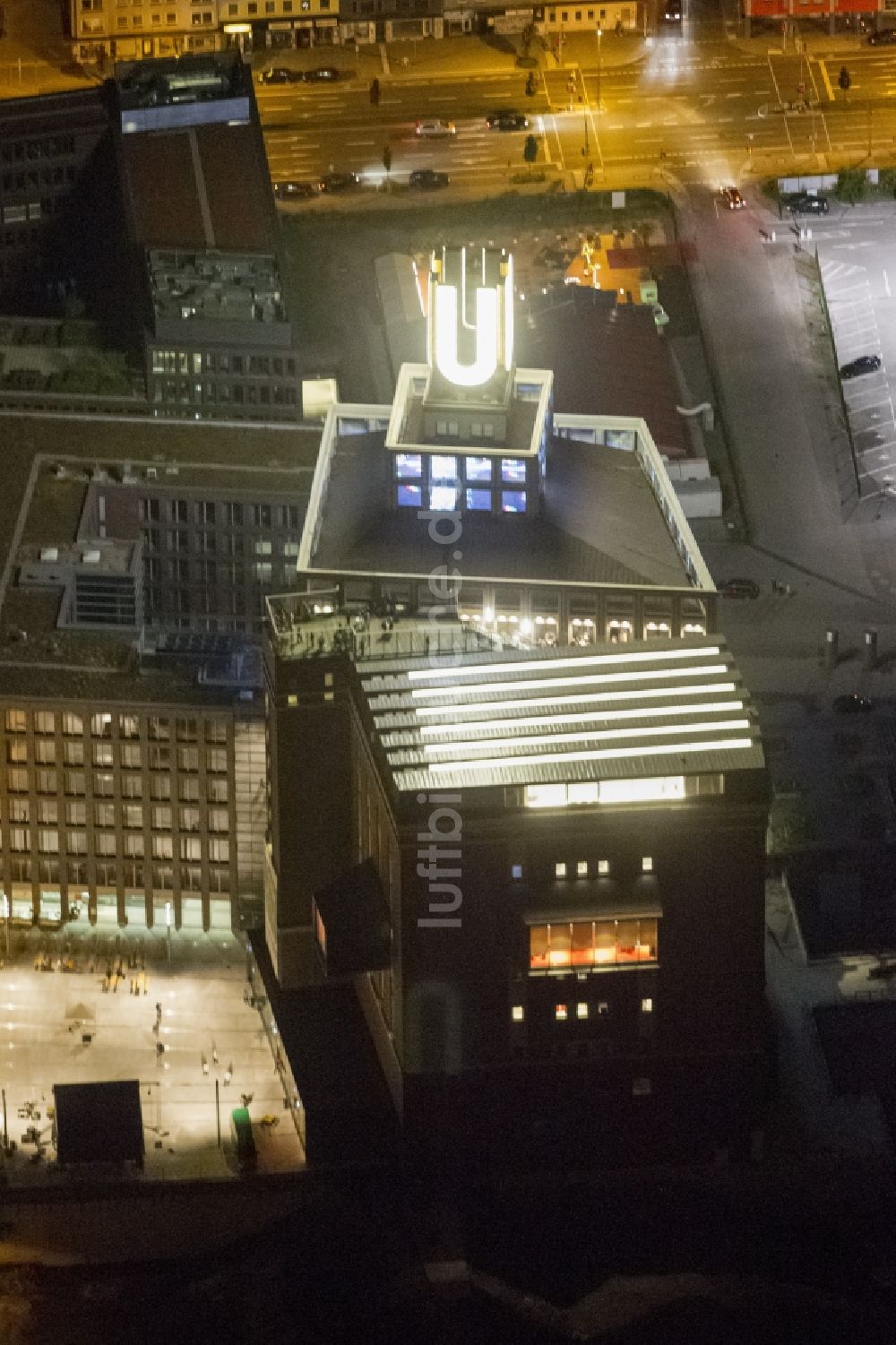 Dortmund bei Nacht aus der Vogelperspektive: Nacht- Luftbild vom Dortmunder U, dem Zentrum fuer Kunst und Kreativitaet im Bundesland Nordrhein-Westfalen