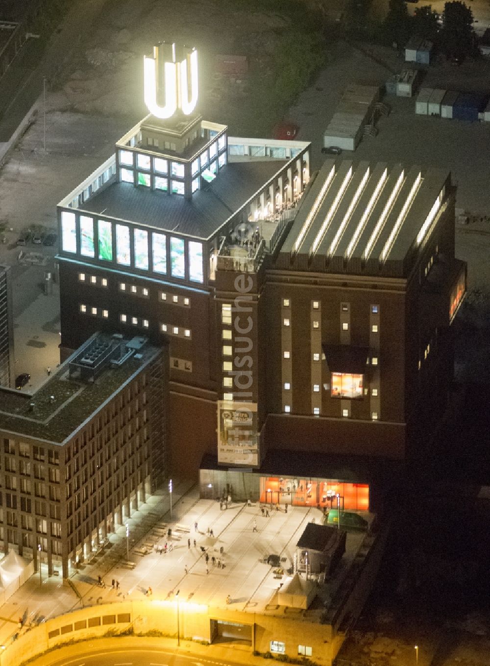 Dortmund bei Nacht aus der Vogelperspektive: Nacht- Luftbild vom Dortmunder U, dem Zentrum fuer Kunst und Kreativitaet im Bundesland Nordrhein-Westfalen