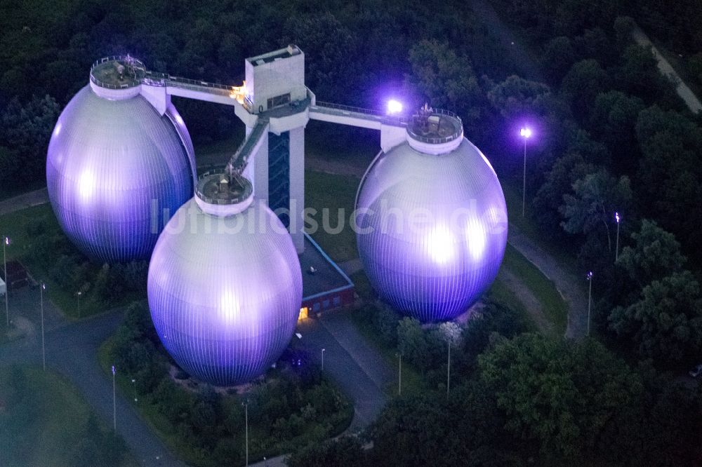 Dinslaken bei Nacht von oben - Nacht- Luftbild der Emscher Kläranlage mit Fäulnissturm bei Dinslaken anläßlich der Nacht der Industriekultur im Rahmen der Aktion Extraschicht 2012