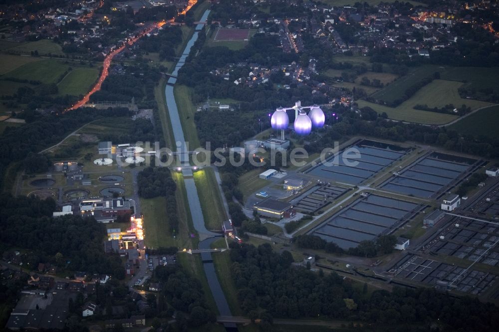 Dinslaken bei Nacht aus der Vogelperspektive: Nacht- Luftbild der Emscher Kläranlage mit Fäulnissturm bei Dinslaken anläßlich der Nacht der Industriekultur im Rahmen der Aktion Extraschicht 2012