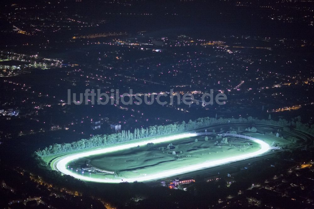 Dortmund bei Nacht aus der Vogelperspektive: Nacht- Luftbild Galopprennbahn Wambel mit Golfanalage im Innenbereich in Dortmund im Bundesland Nordrhein-Westfalen