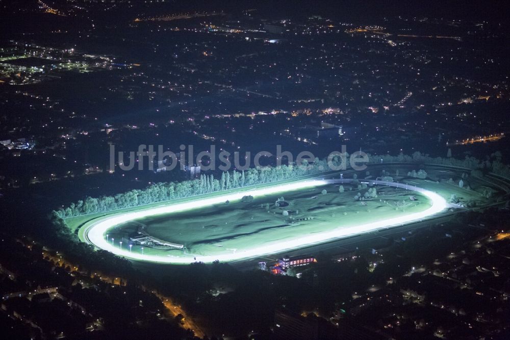 Nachtluftbild Dortmund - Nacht- Luftbild Galopprennbahn Wambel mit Golfanalage im Innenbereich in Dortmund im Bundesland Nordrhein-Westfalen