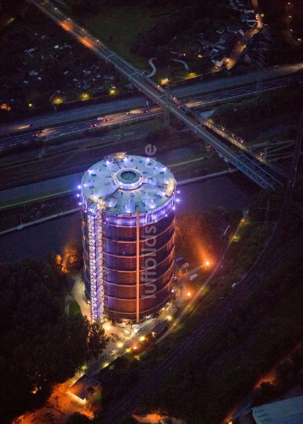 Nacht-Luftaufnahme Oberhausen - Nacht- Luftbild vom Gasometer Oberhausen im Rahmen der Aktion Extraschicht 2012