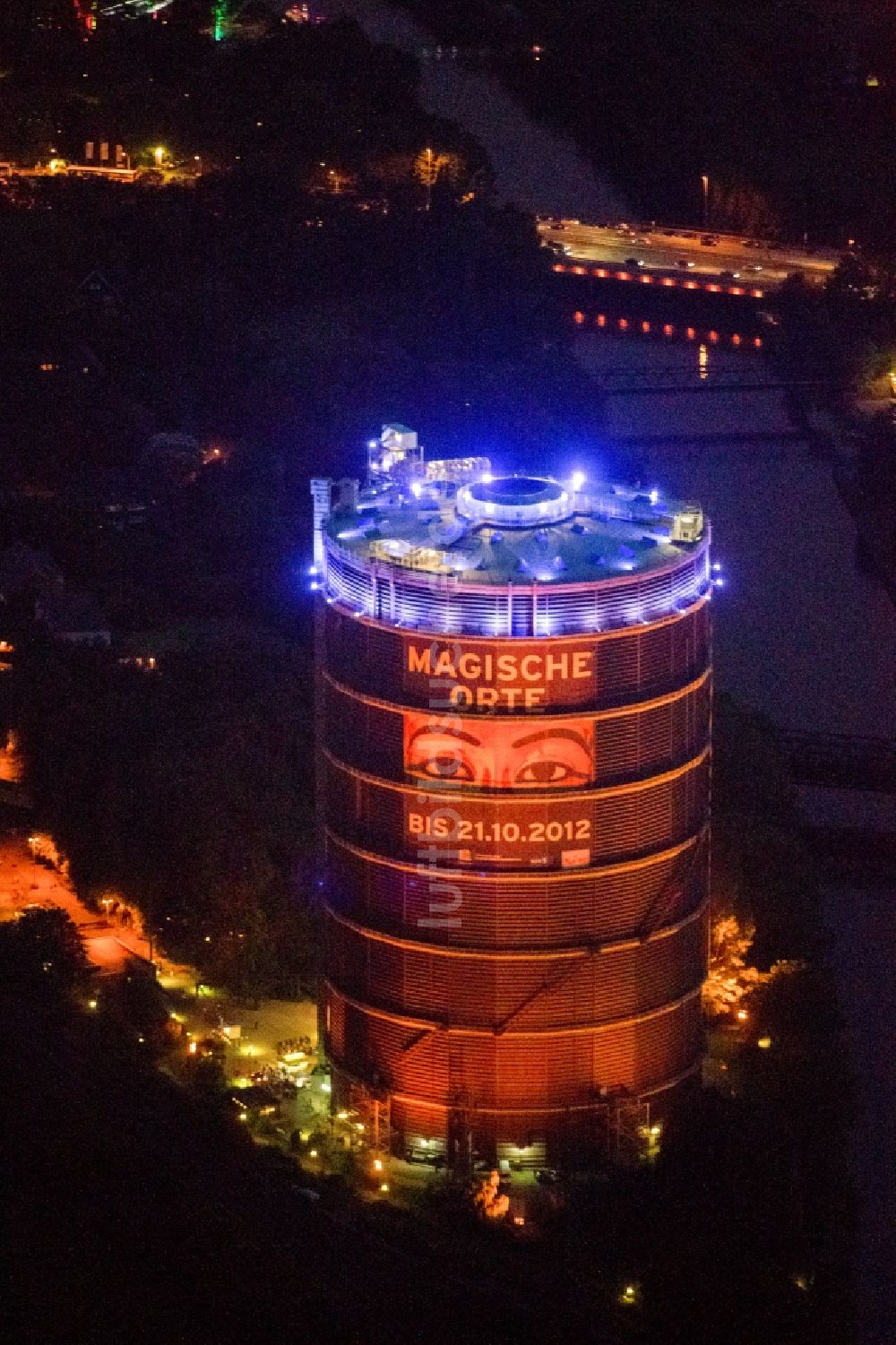 Oberhausen bei Nacht von oben - Nacht- Luftbild vom Gasometer Oberhausen im Rahmen der Aktion Extraschicht 2012