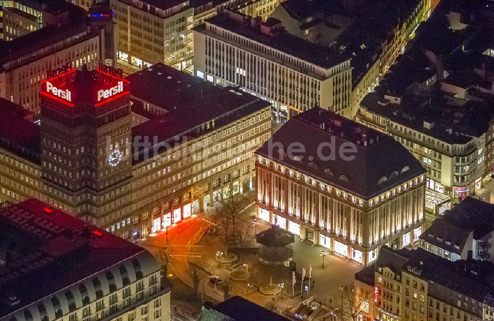 Nachtluftbild Düsseldorf - Nacht- Luftbild der Gebäude des Wilhelm-Marx-Haus und das Carschhaus an der Heinrich-Heine-Allee in Düsseldorf in Nordrhein-Westfalen NRW