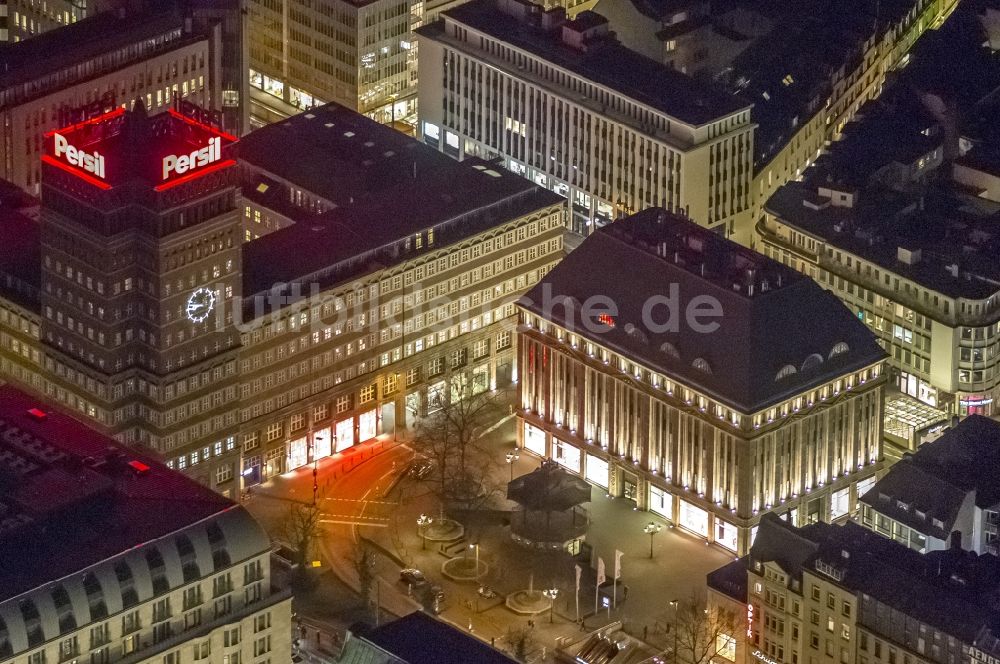 Nacht-Luftaufnahme Düsseldorf - Nacht- Luftbild der Gebäude des Wilhelm-Marx-Haus und das Carschhaus an der Heinrich-Heine-Allee in Düsseldorf in Nordrhein-Westfalen NRW