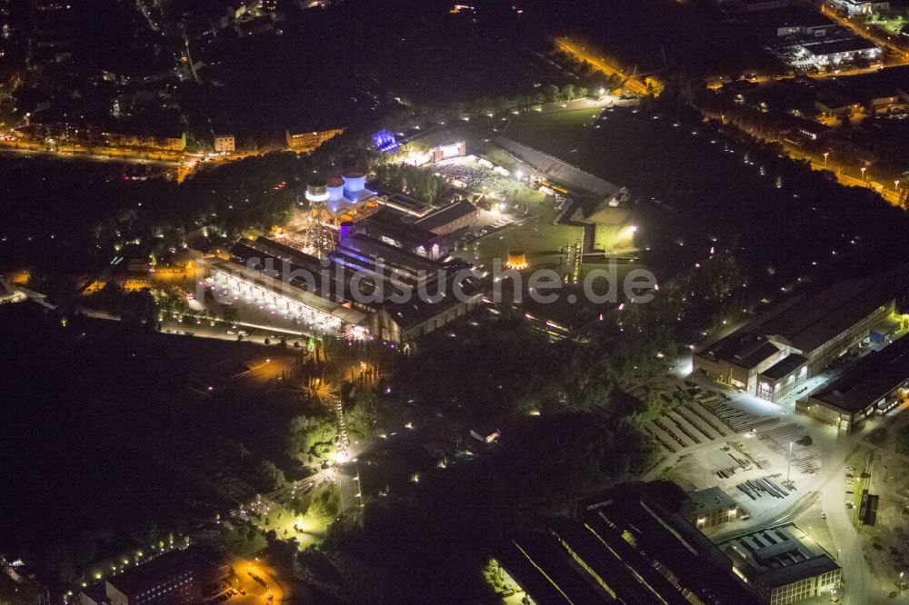 Bochum bei Nacht von oben - Nacht- Luftbild der Jahrhunderthalle in Bochum in der Nacht der Industriekultur im Bundesland Nordrhein-Westfalen NRW