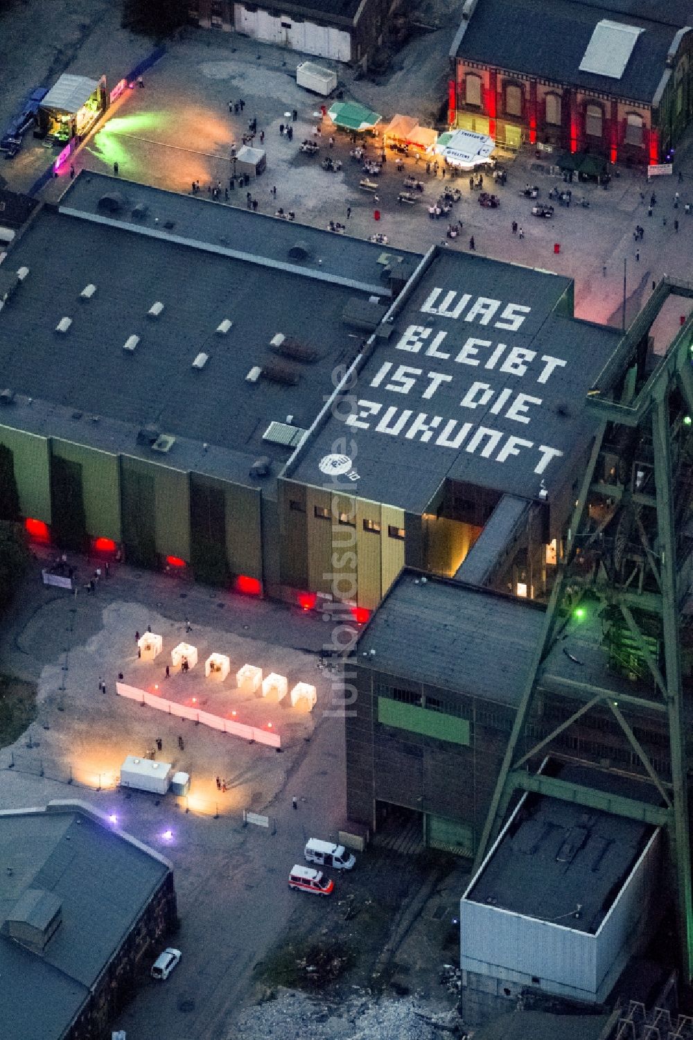 Dinslaken bei Nacht von oben - Nacht- Luftbild vom Kreativ Quartier Lohberg Dinslaken und dem Zechenturm in der Nacht der Industriekultur im Rahmen der Aktion Extraschicht 2012