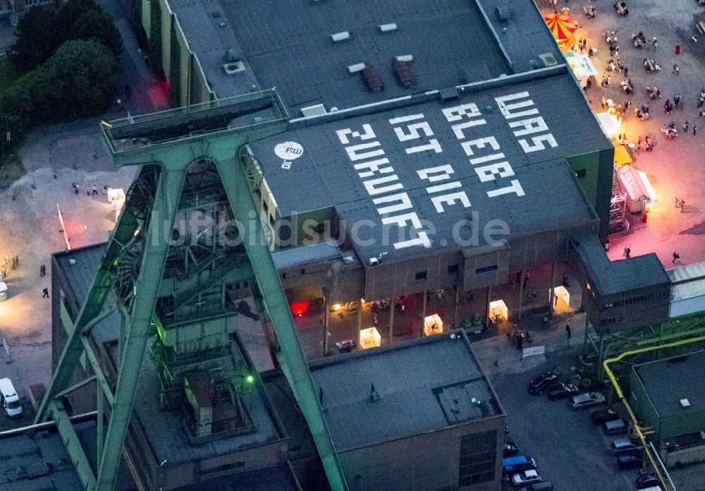 Nachtluftbild Dinslaken - Nacht- Luftbild vom Kreativ Quartier Lohberg Dinslaken und dem Zechenturm in der Nacht der Industriekultur im Rahmen der Aktion Extraschicht 2012