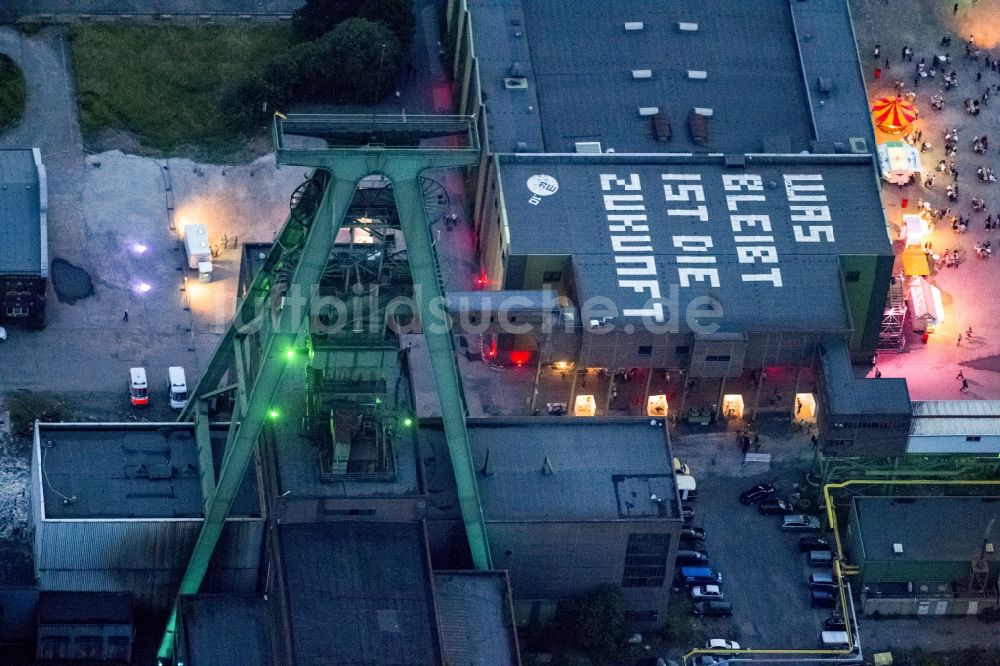 Nacht-Luftaufnahme Dinslaken - Nacht- Luftbild vom Kreativ Quartier Lohberg Dinslaken und dem Zechenturm in der Nacht der Industriekultur im Rahmen der Aktion Extraschicht 2012