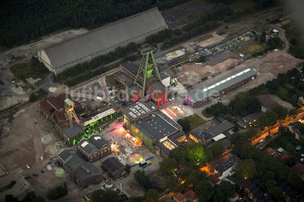 Dinslaken bei Nacht aus der Vogelperspektive: Nacht- Luftbild vom Kreativ Quartier Lohberg Dinslaken und dem Zechenturm in der Nacht der Industriekultur im Rahmen der Aktion Extraschicht 2012