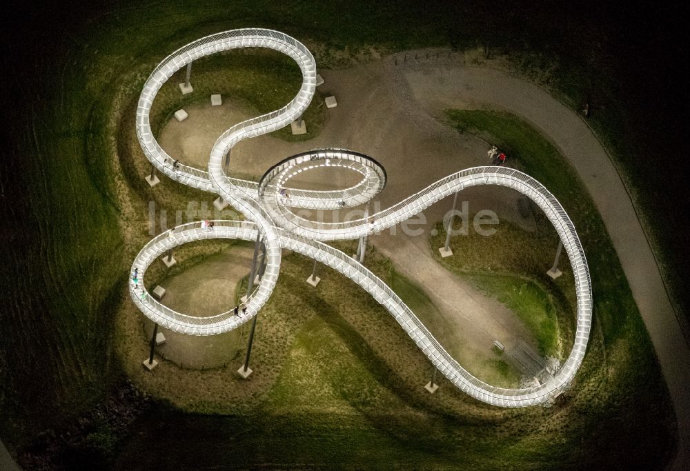 Duisburg bei Nacht aus der Vogelperspektive: Nacht- Luftbild Tiger and Turtle ? Magic Mountain im Angerpark in Duisburg - Angerhausen im Rahmen der Aktion Extraschicht 2012