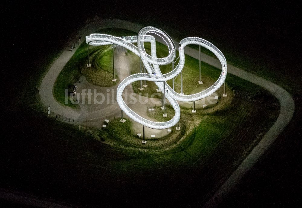 Nachtluftbild Duisburg - Nacht- Luftbild Tiger and Turtle ? Magic Mountain im Angerpark in Duisburg - Angerhausen im Rahmen der Aktion Extraschicht 2012