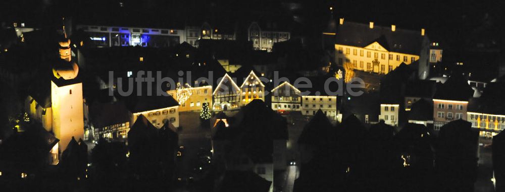 Arnsberg bei Nacht von oben - Nacht- Luftbildansicht vom Marktplatz und Stadtzentrum des weihnachtlich geschmückten Arnsberg