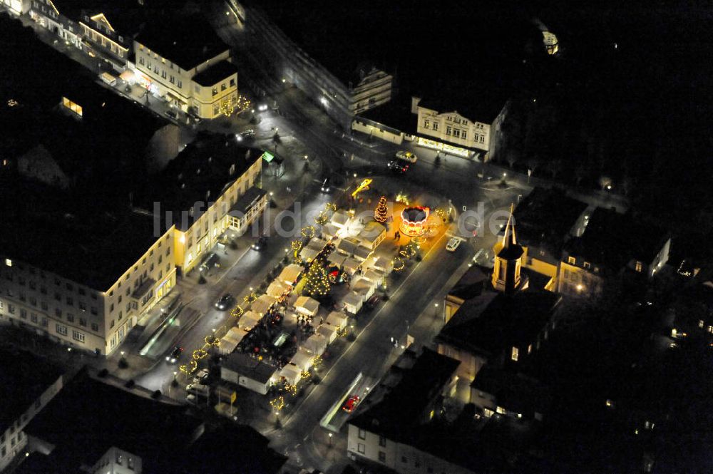 Arnsberg bei Nacht aus der Vogelperspektive: Nacht- Luftbildansicht vom Marktplatz und Stadtzentrum des weihnachtlich geschmückten Arnsberg