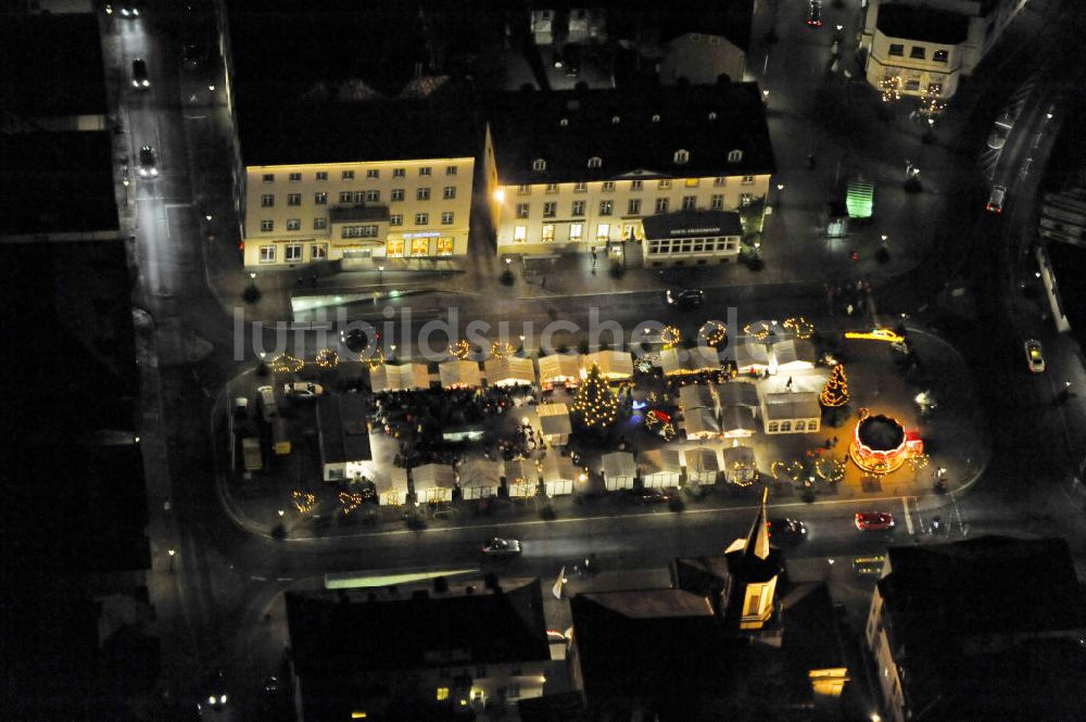 Nachtluftbild Arnsberg - Nacht- Luftbildansicht vom Marktplatz und Stadtzentrum des weihnachtlich geschmückten Arnsberg