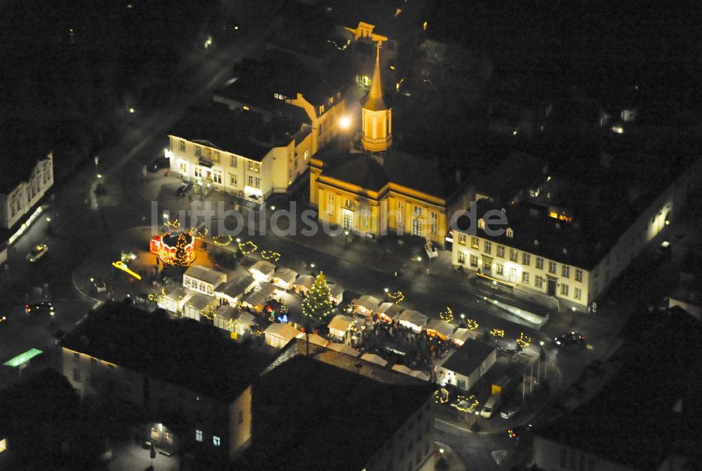 Arnsberg bei Nacht von oben - Nacht- Luftbildansicht vom Marktplatz und Stadtzentrum des weihnachtlich geschmückten Arnsberg