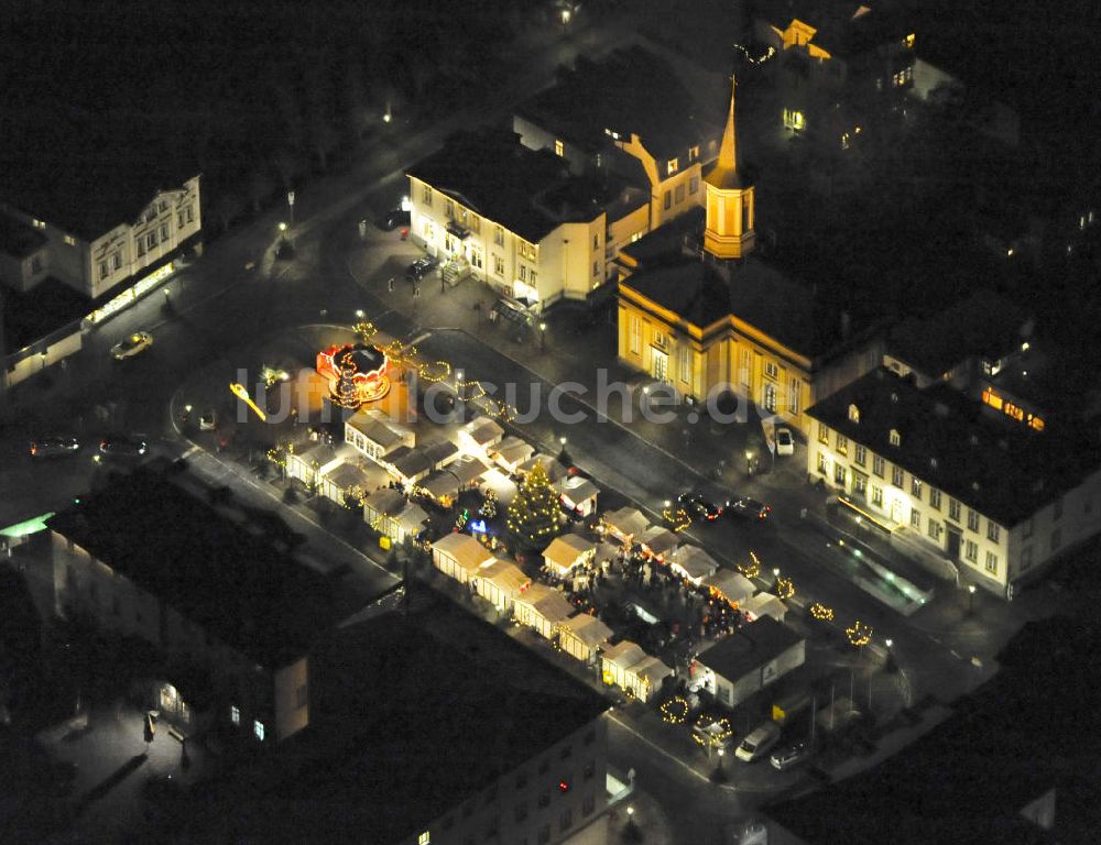 Arnsberg bei Nacht aus der Vogelperspektive: Nacht- Luftbildansicht vom Marktplatz und Stadtzentrum des weihnachtlich geschmückten Arnsberg