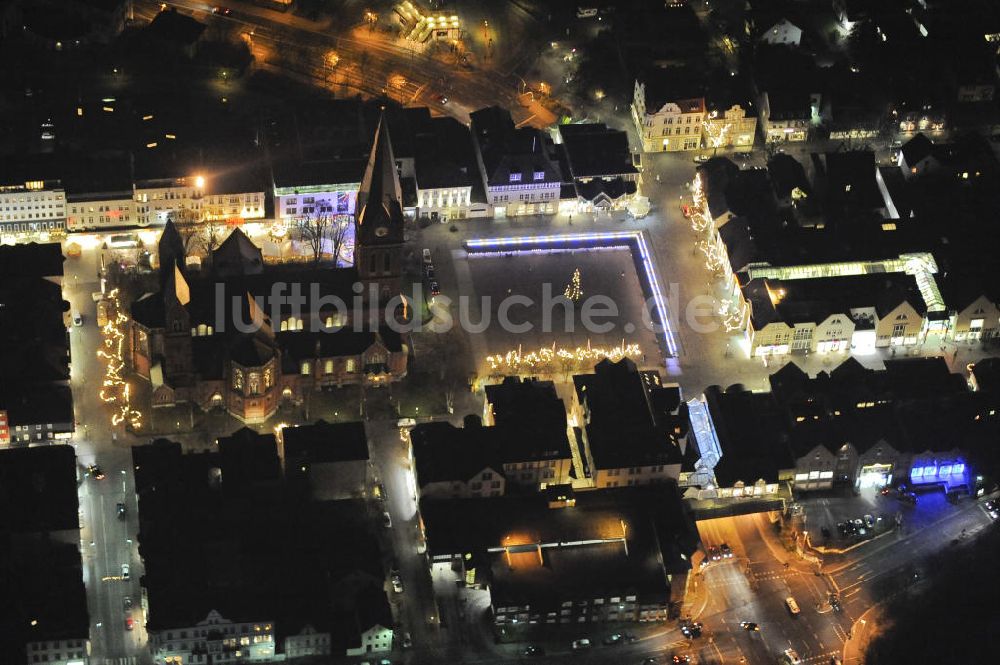 Nachtluftbild Arnsberg - Nacht- Luftbildansicht vom Marktplatz und Stadtzentrum des weihnachtlich geschmückten Arnsberg