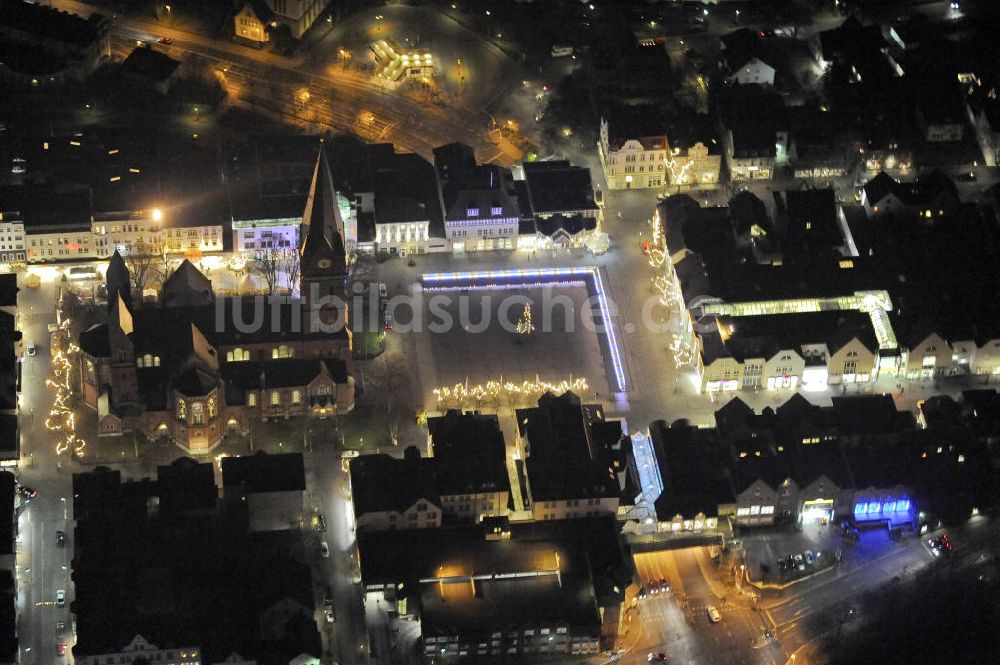 Nacht-Luftaufnahme Arnsberg - Nacht- Luftbildansicht vom Marktplatz und Stadtzentrum des weihnachtlich geschmückten Arnsberg