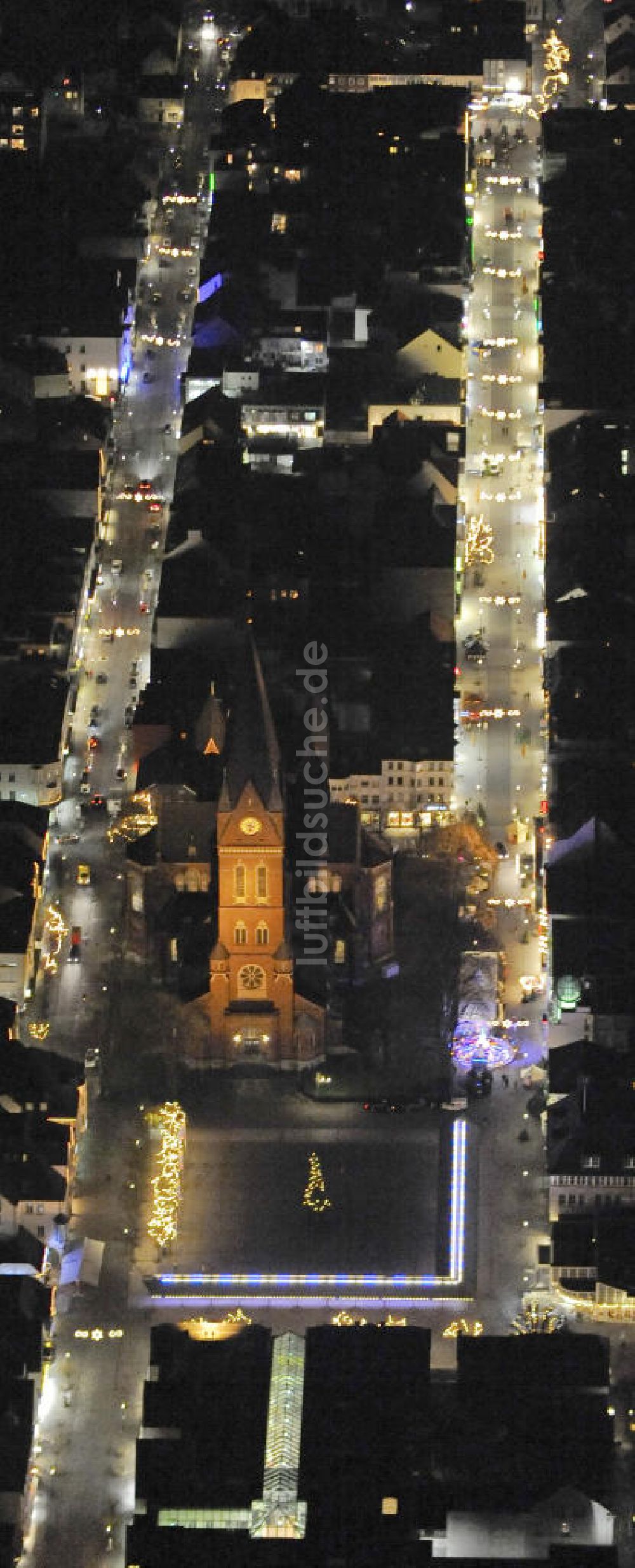 Arnsberg bei Nacht von oben - Nacht- Luftbildansicht vom Marktplatz und Stadtzentrum des weihnachtlich geschmückten Arnsberg