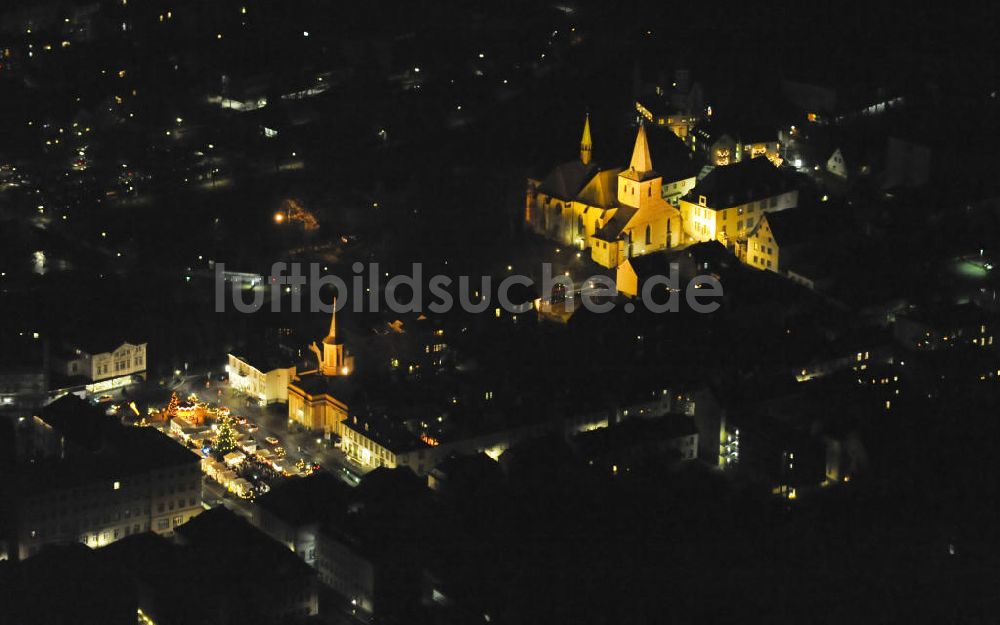 Arnsberg bei Nacht aus der Vogelperspektive: Nacht- Luftbildansicht vom Marktplatz und Stadtzentrum des weihnachtlich geschmückten Arnsberg