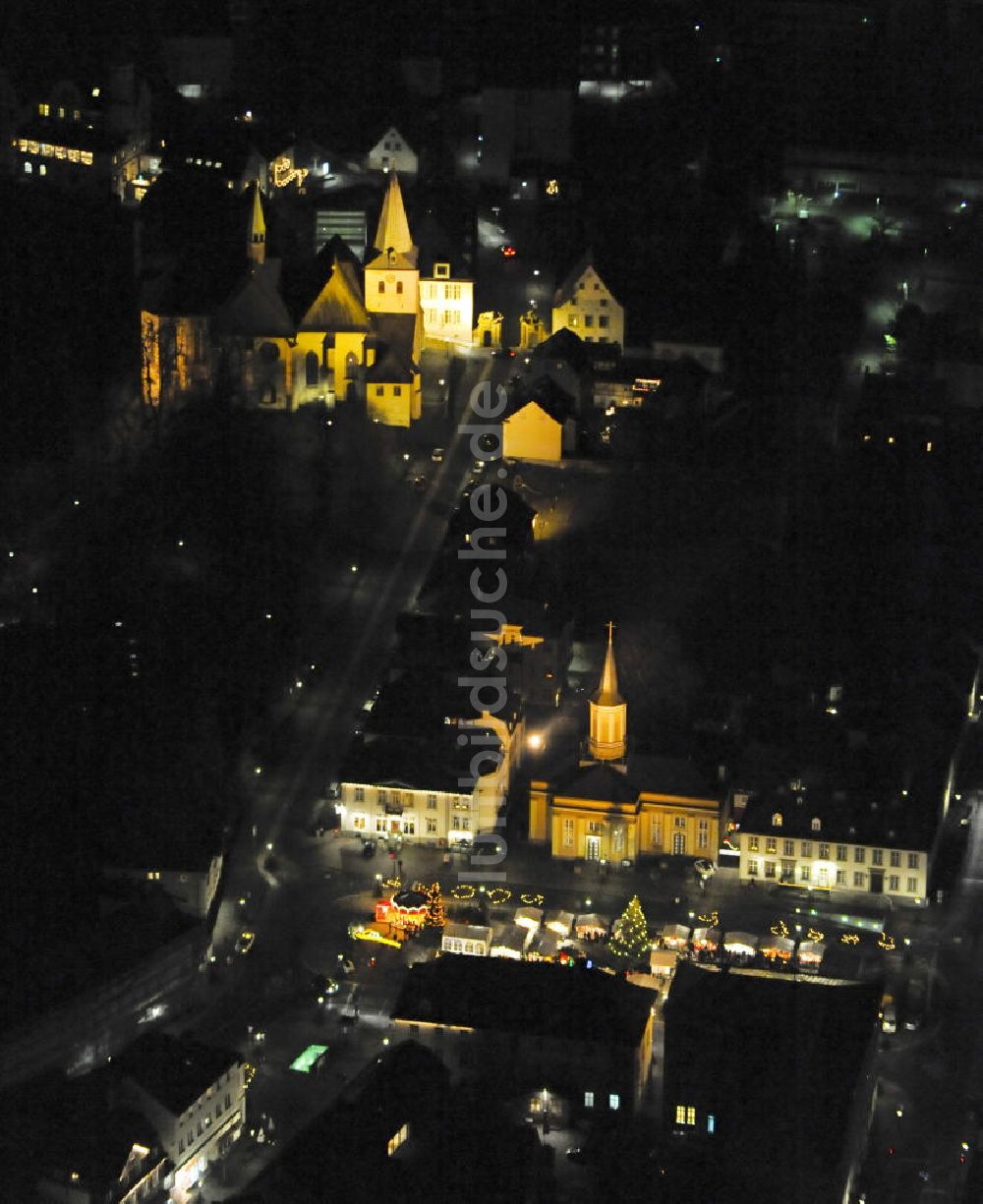 Nachtluftbild Arnsberg - Nacht- Luftbildansicht vom Marktplatz und Stadtzentrum des weihnachtlich geschmückten Arnsberg