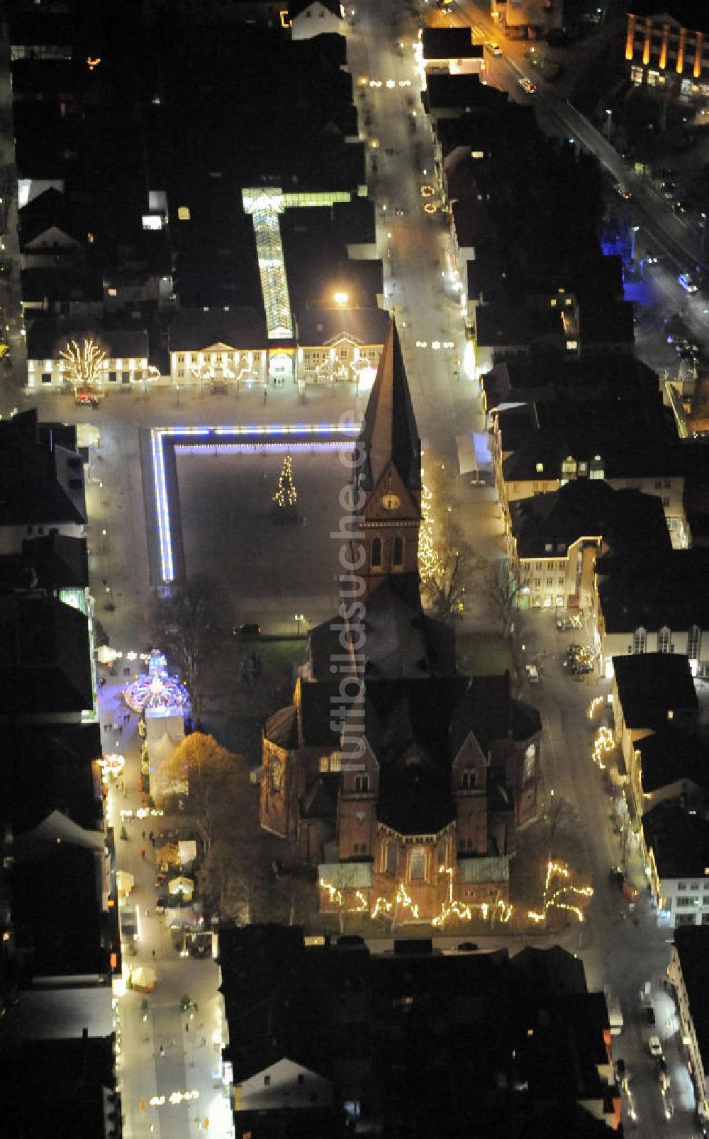 Nacht-Luftaufnahme Arnsberg - Nacht- Luftbildansicht vom Marktplatz und Stadtzentrum des weihnachtlich geschmückten Arnsberg