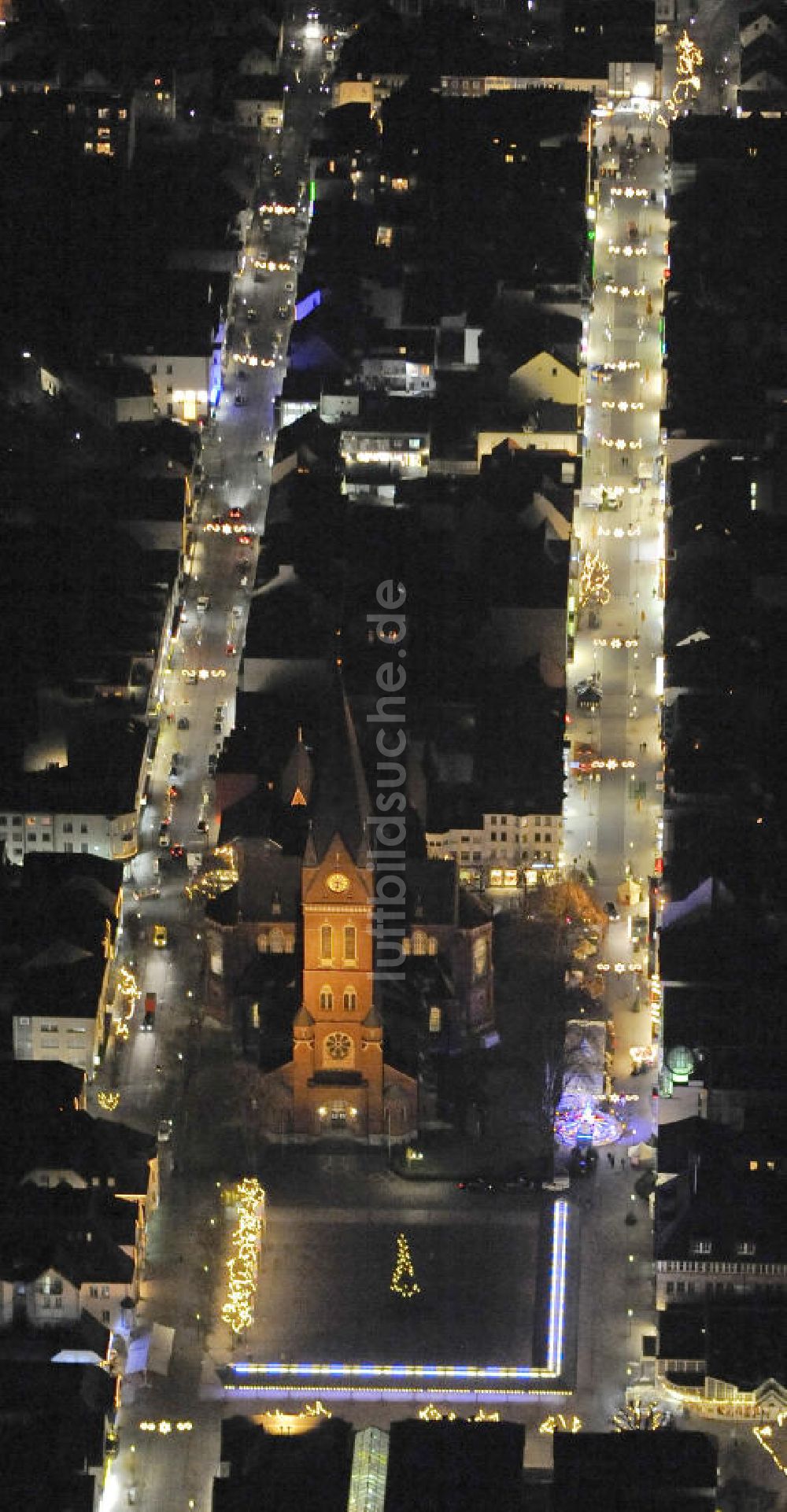 Arnsberg bei Nacht von oben - Nacht- Luftbildansicht vom Marktplatz und Stadtzentrum des weihnachtlich geschmückten Arnsberg