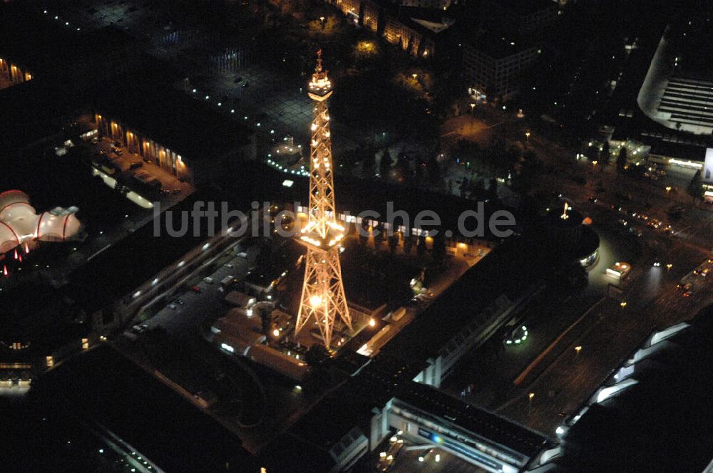 Berlin bei Nacht aus der Vogelperspektive: Nacht- Luftbildaufnahme vom Areal des Berliner Funkturmes am Messegelände in Charlottenburg