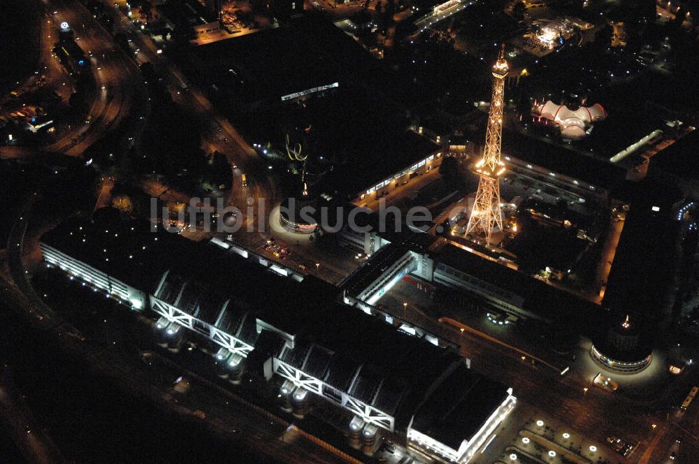 Nachtluftbild Berlin - Nacht- Luftbildaufnahme vom Areal des Berliner Funkturmes am Messegelände in Charlottenburg