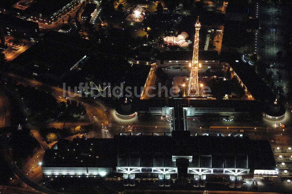 Nacht-Luftaufnahme Berlin - Nacht- Luftbildaufnahme vom Areal des Berliner Funkturmes am Messegelände in Charlottenburg