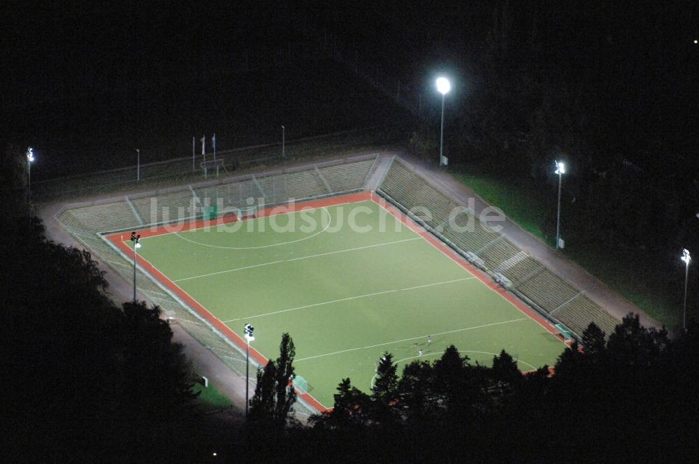 Berlin bei Nacht aus der Vogelperspektive: Nacht- Luftbildaufnahme vom Areal des Sportplatzes am Maifeld am Berliner Olympiastadion