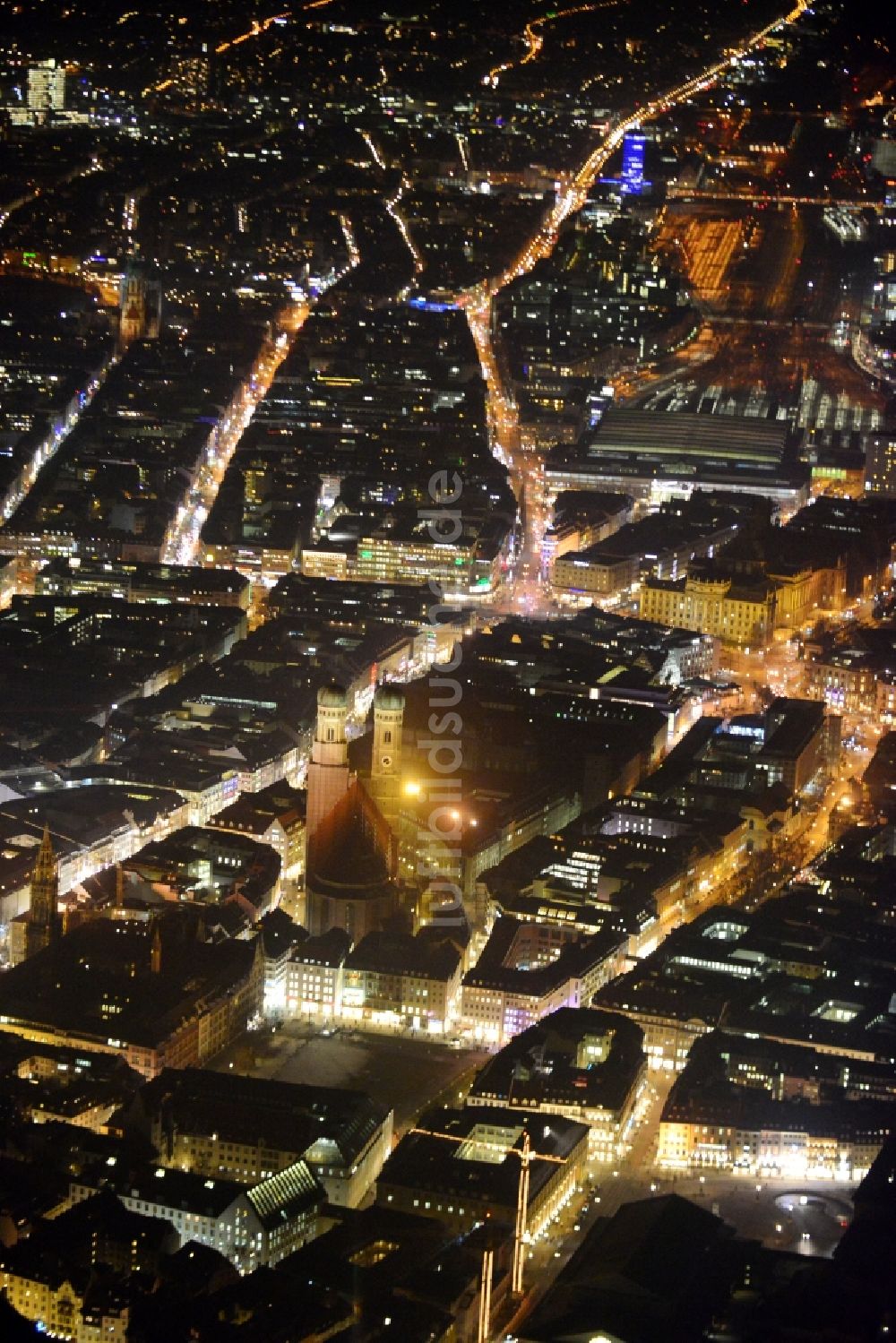 München bei Nacht aus der Vogelperspektive: Nacht- Stadtansicht der Altstadt an der Frauen- Kirche am Neuen Rathaus im Zentrum der Landeshauptstadt München in Bayern