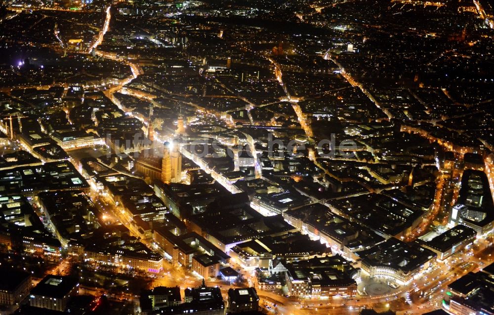 Nacht-Luftaufnahme München - Nacht- Stadtansicht der Altstadt mit Karlsplatz und Frauen- Kirche am Neuen Rathaus im Zentrum der Landeshauptstadt München in Bayern