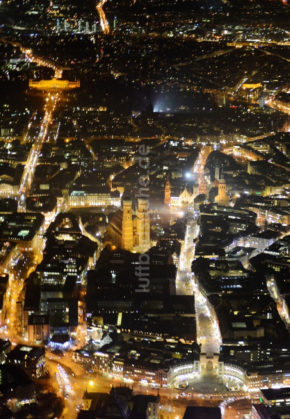 München bei Nacht von oben - Nacht- Stadtansicht der Altstadt mit Karlsplatz und Frauen- Kirche am Neuen Rathaus im Zentrum der Landeshauptstadt München in Bayern