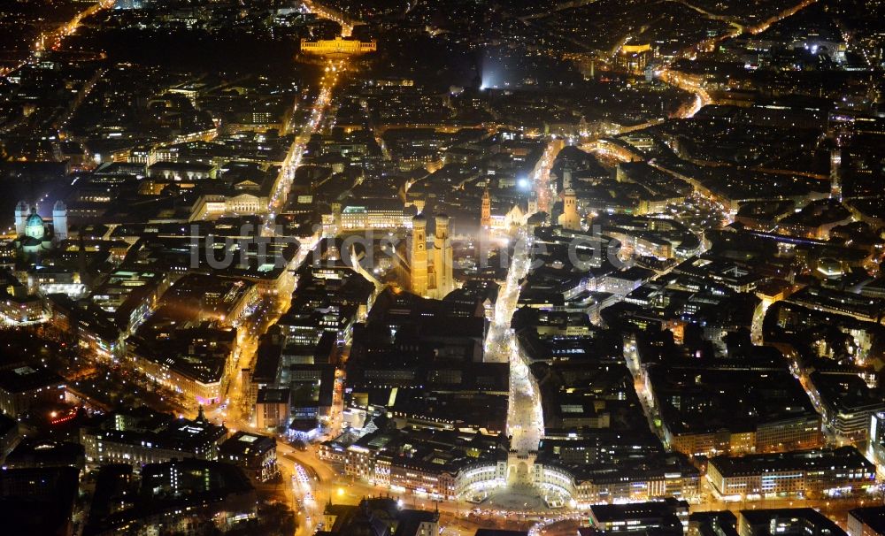 München bei Nacht aus der Vogelperspektive: Nacht- Stadtansicht der Altstadt mit Karlsplatz und Frauen- Kirche am Neuen Rathaus im Zentrum der Landeshauptstadt München in Bayern