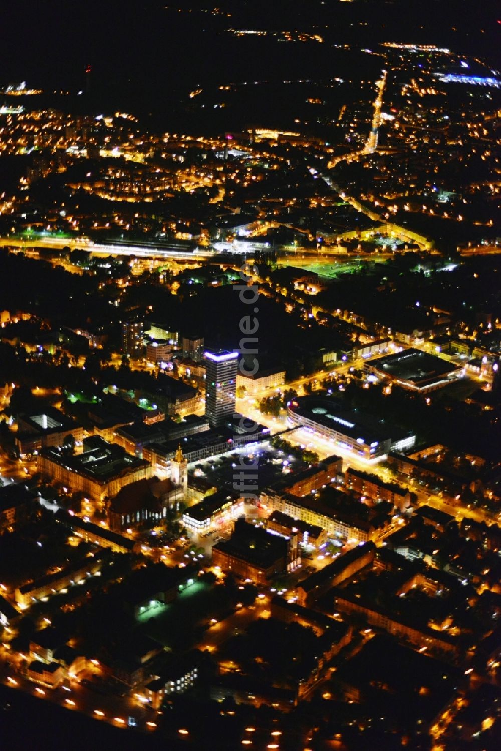 Frankfurt Oder bei Nacht aus der Vogelperspektive: Nacht- Stadtansicht von Frankfurt Oder im Bundesland Brandenburg