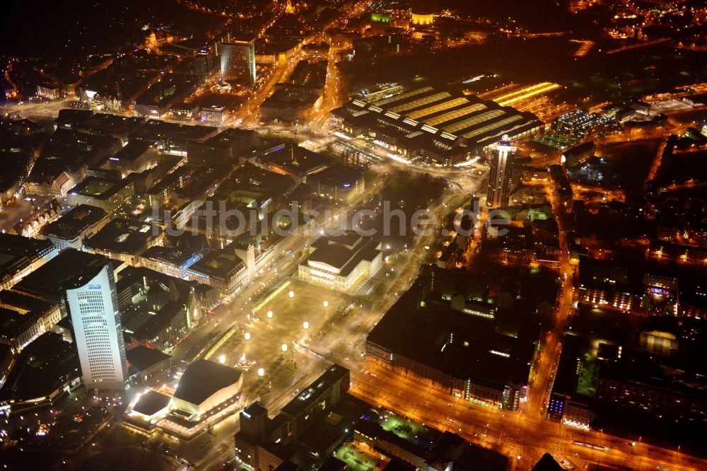 Leipzig bei Nacht aus der Vogelperspektive: Nacht- Stadtansicht der Innenstadt der sächsischen Großstadt mit dem Altstadt - Zentrum von Leipzig im Bundesland Sachsen