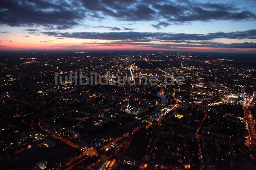 Berlin bei Nacht von oben - Nacht- Stadtansicht des Stadtzentrum Ost entlang des Spreeufers am Heizkraftwerk Mitte in Berlin