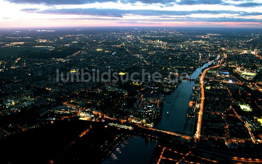 Nachtluftbild Berlin Friedrichshain Treptow - Nacht- Stadtansicht des Stadtzentrum Ost entlang des Spreeufers am Hochhaus Treptowers im Stadtteil Treptow - Friedrichshain in Berlin