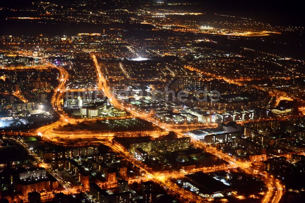 München bei Nacht von oben - Nacht- Stadtteilansicht Ramersdorf-Perlach entlang der Ständlerstraße in München im Bundesland Bayern