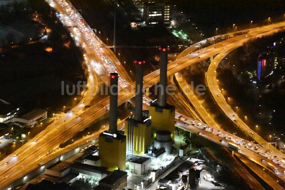 Berlin bei Nacht aus der Vogelperspektive: Nacht- Stimmung am Heizkraftwerk an der Forckenbeckstraße im Bezirk Charlottenburg-Wilmersdorf